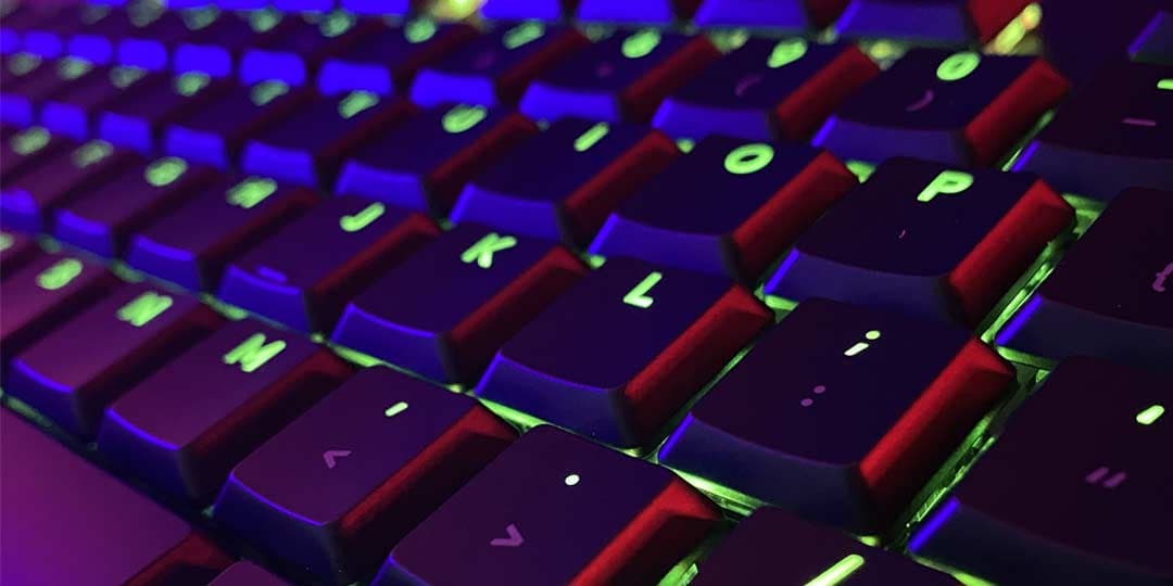Review Logitech G813, LIGHTSYNC RGB Mechanical Gaming Keyboard Terbaik dari Logitech!